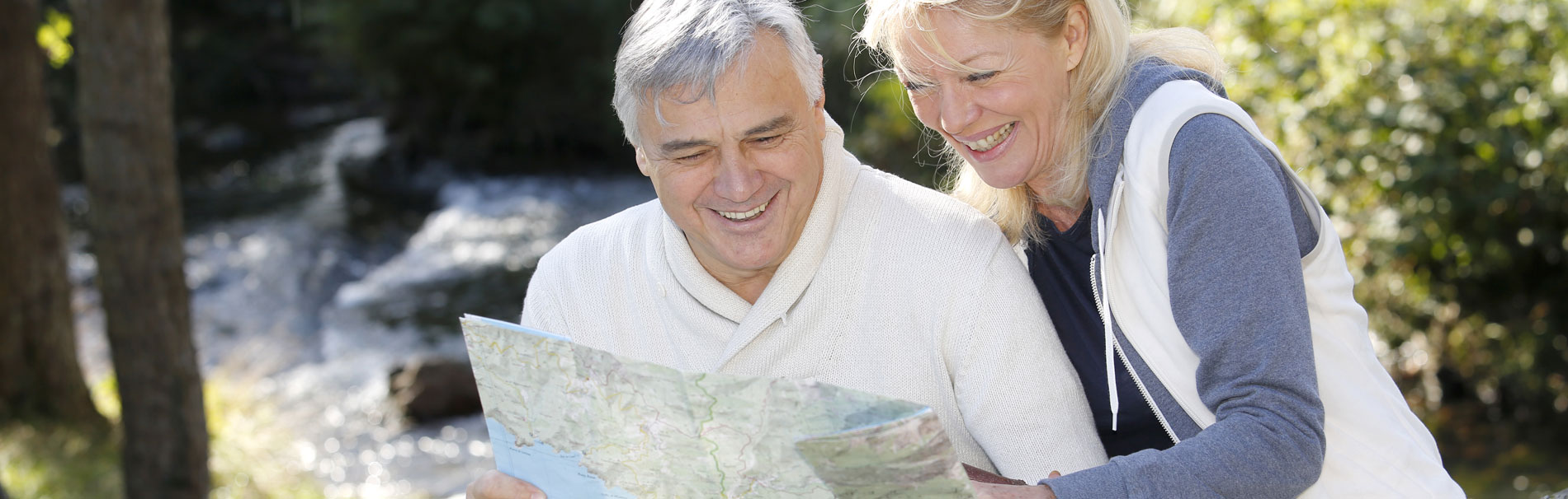 Paar mit Wanderkarte in Bayern